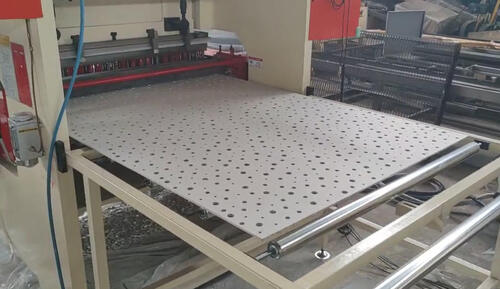 জিপসাম বোর্ড পঞ্চিং মেশিনটি থাইল্যান্ডের কারখানায় সরবরাহ করা হবে।