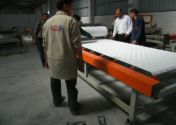 ভালো দাম ডাবল সাইড সম্পূর্ণ স্বয়ংক্রিয় লেমিনেটিং মেশিন পিভিসি জিপসুম সিলিং বোর্ডের জন্য অনলাইন