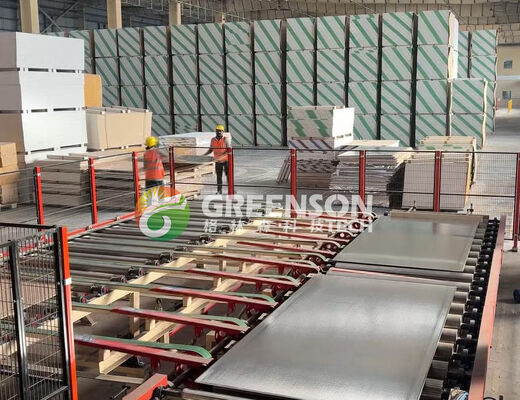 ভালো দাম 1300mm কার্যকরী ল্যামিনেটিং প্রস্থের জিপসাম সিলিং টাইল উৎপাদন লাইন, 2-15m/min নিয়মিত গতি এবং PLC সিস্টেম বৈদ্যুতিক নিয়ন্ত্রণ সহ অনলাইন