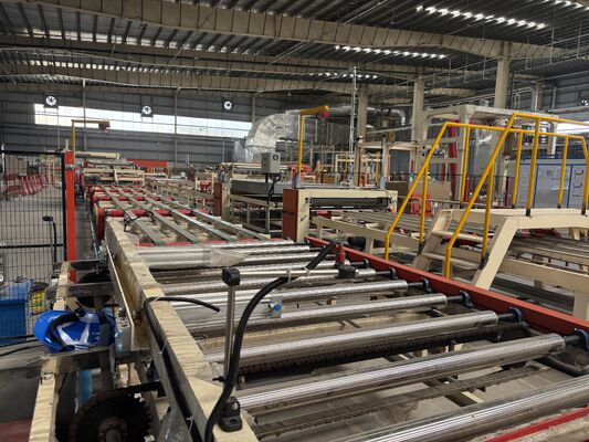 ভালো দাম পিভিসি লেমিনেটিং মেশিন, পিএলসি সিস্টেম সহ 1300 মিমি কার্যকর লেমিনেটিং এবং 2-6 মিলিয়ন বর্গ মিটার / বছরের ক্ষমতা সহ অনলাইন