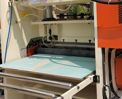 ভালো দাম কম্পিউটার সেন্ট্রাল কন্ট্রোল সহ উচ্চ দক্ষতা জিপসাম বোর্ড পারফোরেশন মেশিন, 1220 মিমি পারফোরেশন প্রস্থ, এবং একাধিক গর্ত আকার অনলাইন